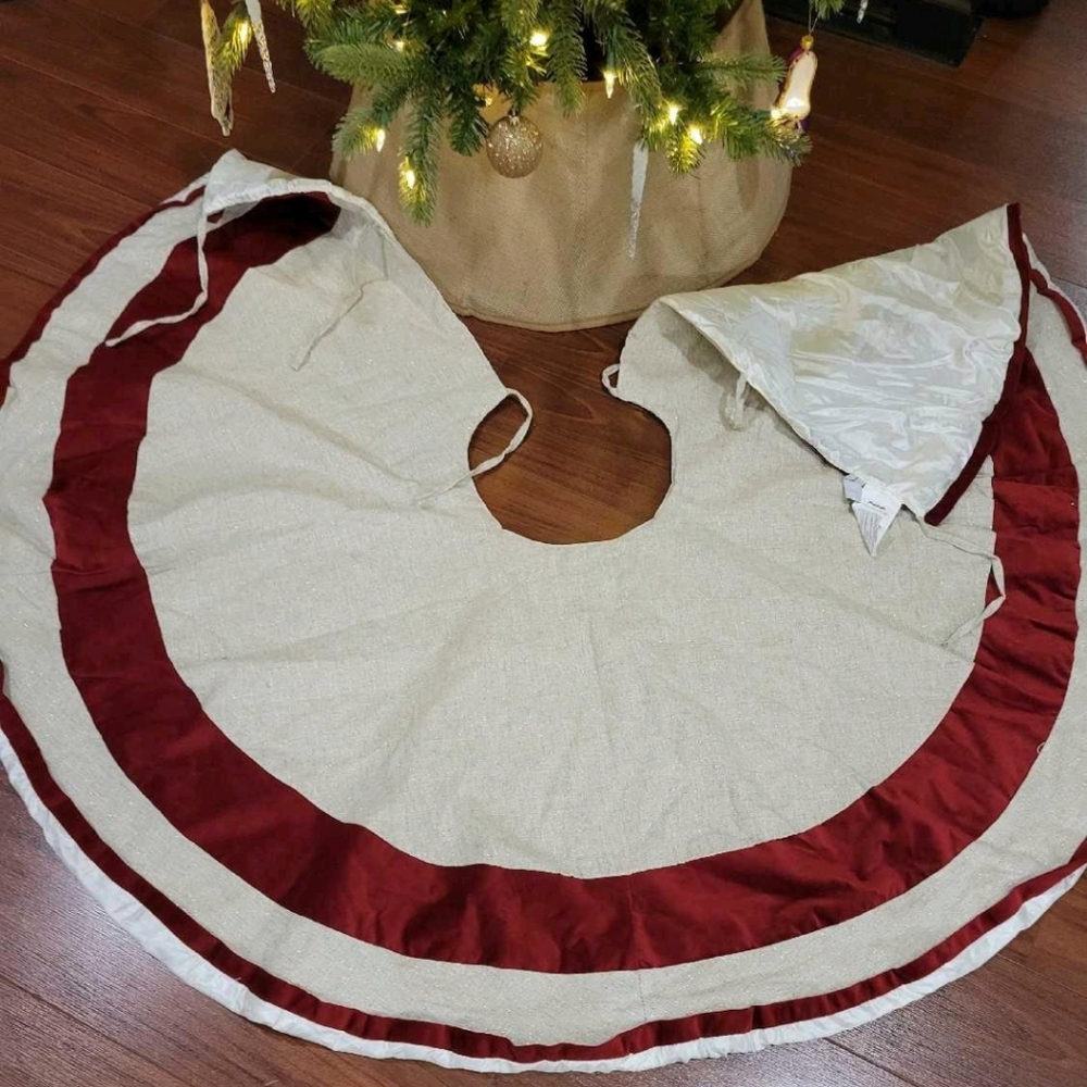 Red and Cream Christmas Tree Skirt